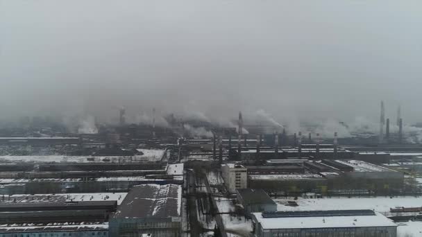 Industriezone Met Een Grote Pijp Dikke Witte Rook Gegoten Uit — Stockvideo