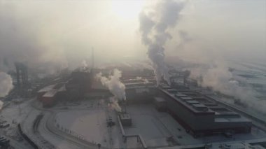 Büyük boru kalın beyaz bir duman ile sanayi bölgesi fabrika borudan dökülür. Çevre kirliliği. Hava viewdrone kış, endüstriyel landscap yukarıdan görünüm vurdu,