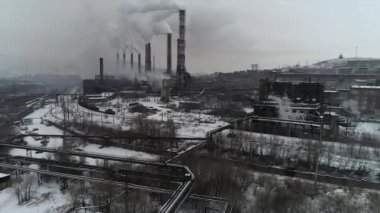Büyük boru kalın beyaz bir duman ile sanayi bölgesi fabrika borudan dökülür. Çevre kirliliği. Hava viewdrone kış, endüstriyel landscap yukarıdan görünüm vurdu,