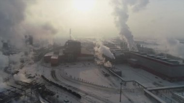 Büyük boru kalın beyaz bir duman ile sanayi bölgesi fabrika borudan dökülür. Çevre kirliliği. Hava viewdrone kış, endüstriyel landscap yukarıdan görünüm vurdu,