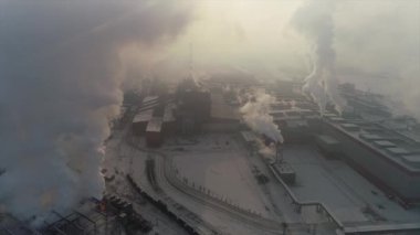 Büyük boru kalın beyaz bir duman ile sanayi bölgesi fabrika borudan dökülür. Çevre kirliliği. Hava viewdrone kış, endüstriyel landscap yukarıdan görünüm vurdu,
