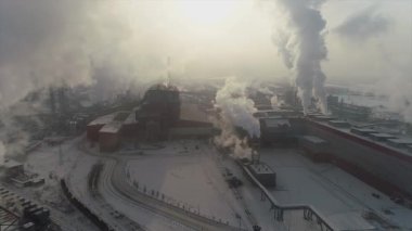 Büyük boru kalın beyaz bir duman ile sanayi bölgesi fabrika borudan dökülür. Çevre kirliliği. Hava viewdrone kış, endüstriyel landscap yukarıdan görünüm vurdu,