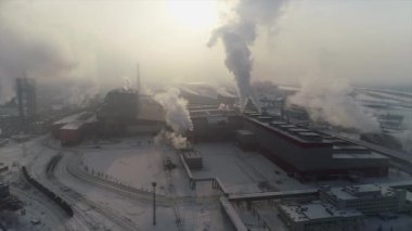 Büyük boru kalın beyaz bir duman ile sanayi bölgesi fabrika borudan dökülür. Çevre kirliliği. Hava viewdrone kış, endüstriyel landscap yukarıdan görünüm vurdu,