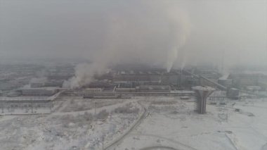 Büyük boru kalın beyaz bir duman ile sanayi bölgesi fabrika borudan dökülür. Çevre kirliliği. Hava viewdrone kış, endüstriyel landscap yukarıdan görünüm vurdu,