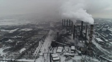 Büyük boru kalın beyaz bir duman ile sanayi bölgesi fabrika borudan dökülür. Çevre kirliliği. Hava viewdrone kış, endüstriyel landscap yukarıdan görünüm vurdu,
