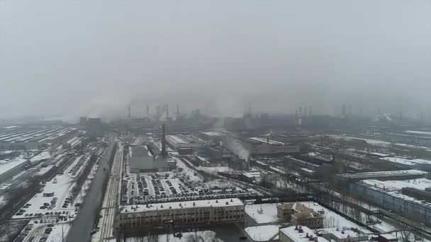 工业区与一个大的管道厚白烟倒在工厂的管道 对环境的污染 空中观景台射门 冬季以上视图 工业地帽 — 图库视频影像