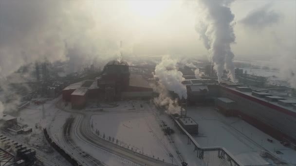 Industriella Zonen Med Stor Pipe Tjock Vit Rök Hälls Från — Stockvideo