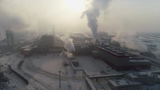 Industriezone Met Een Grote Pijp Dikke Witte Rook Gegoten Uit Stockvideo