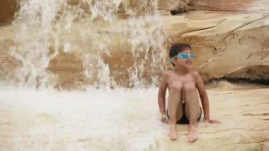 Çocuk kaya havuza atlama