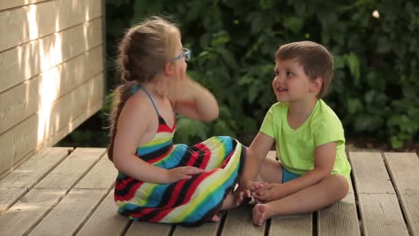 The girl explains something to the boy — Stock Video