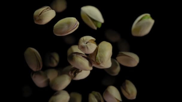 Les pistaches volent gros plan, sur un fond noir — Video