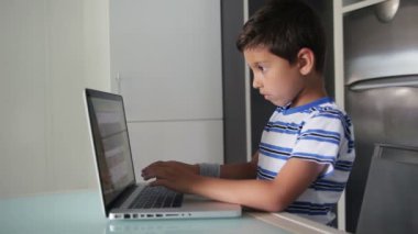 Çocuk bir laptop arıyorum