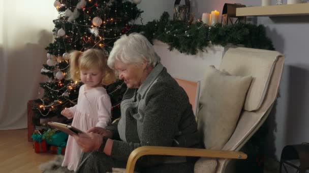 Ältere Frau liest die Nachricht auf dem Tablet — Stockvideo