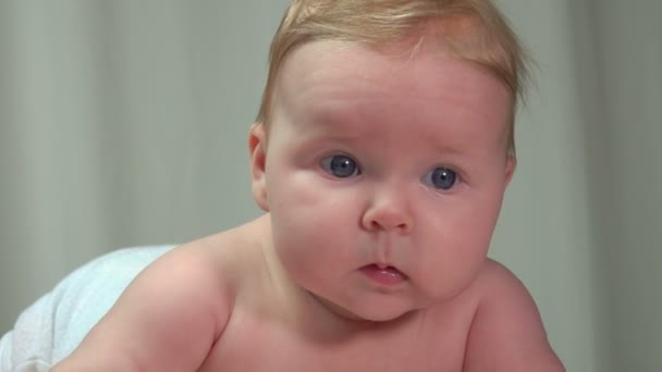 Kleines Baby blickt überrascht auf — Stockvideo