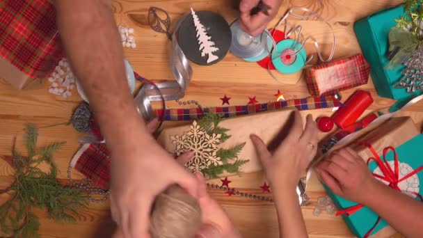 Handen van ingepakte cadeaus voor kerst — Stockvideo