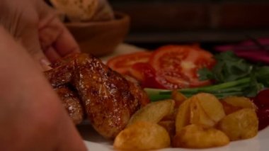 Bir tabak kızarmış tavuk kanadı ile yakından görmek