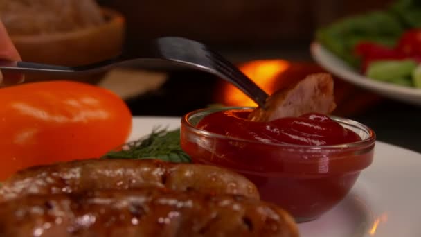 Embutidos a la parrilla con salsa de tomate y verduras — Vídeos de Stock