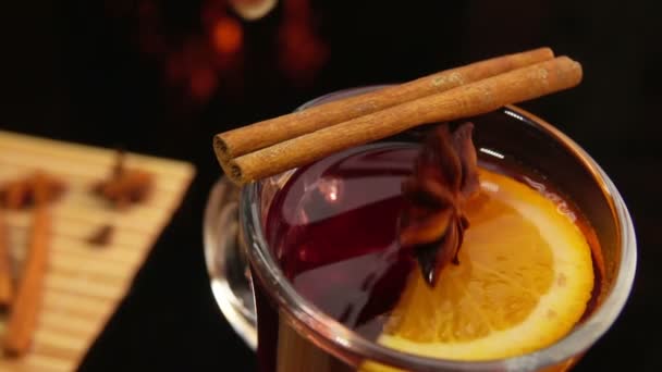 Asterisco anís cae desde arriba en una buena taza de vino caliente — Vídeo de stock