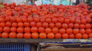 Tomatoes.cucumbers ve sebze pazarı güzel ayrıştırılmış bir vitrinde üzerinde kırmızı biber
