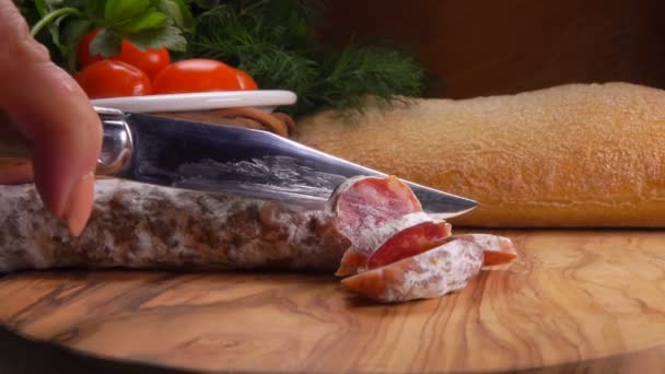 Kuchař škrty strhl klobása s nožem — Stock video