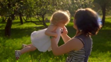 Anne kucağında küçük bir kızla dönüyor