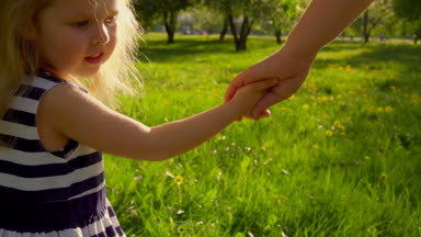 Anne ve kızı elele