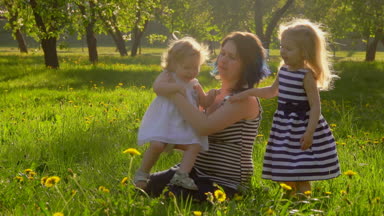 Mutlu anne sarılma kızları