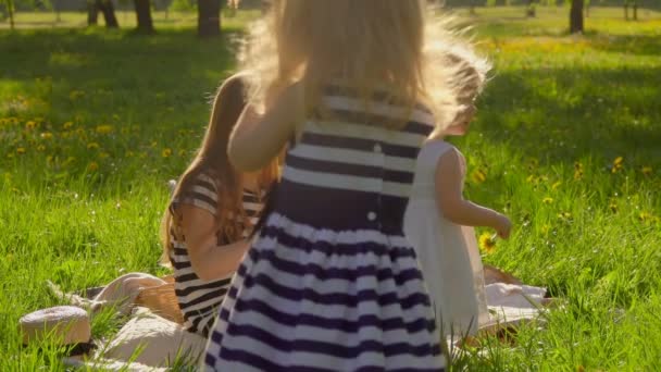 Meisje geeft een parasol aan haar oudere zus — Stockvideo