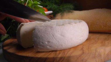 Bıçak bir sektör Fransız yuvarlak peynir açmaktadır