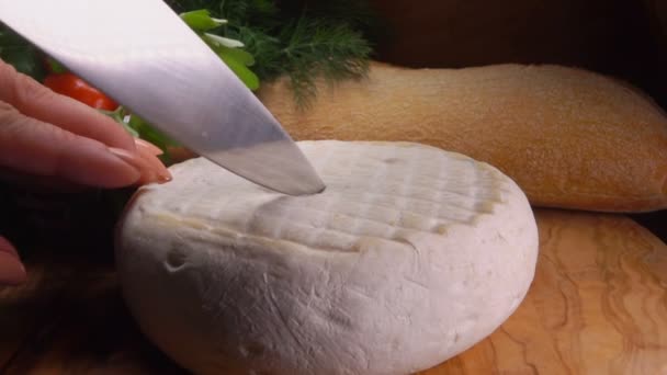 Couteau sculpte un secteur de fromage rond français — Video