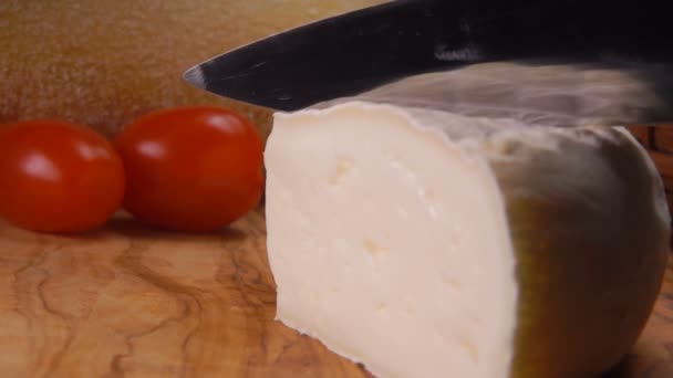Кусок мягкого овечьего сыра из молока — стоковое видео