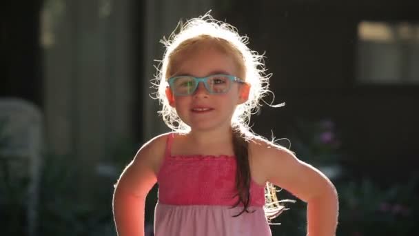 Weergave van een klein meisje in het zonlicht — Stockvideo