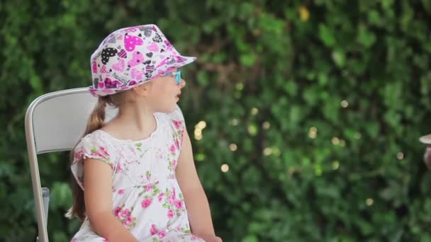 Jongen geeft een meisje bloemen — Stockvideo