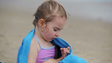 Kız seashell bakıyor