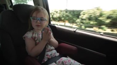 Küçük kız arabaya biniyor