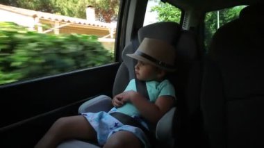 Küçük çocuk açık pencere araba görünüyor