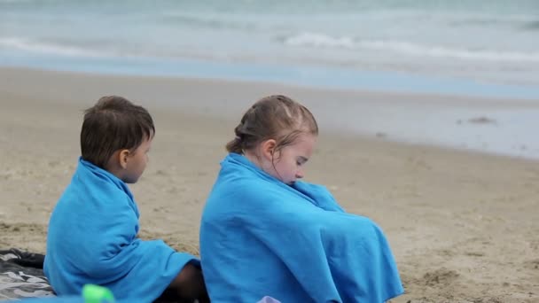 Ledsna barn sitta på stranden — Stockvideo