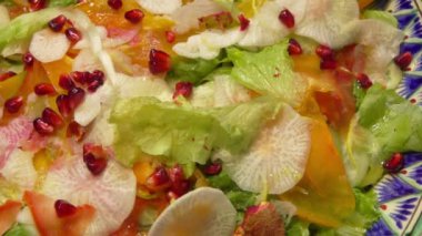 Salata sebze ve nar taneleri ile