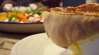 Puf böreği avcılık çorba susam ile yakın çekim