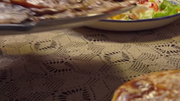 手放在桌上的盘子上, 用狩猎开胃菜 — 图库视频影像