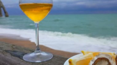 Şarap ve bir tabak istiridye limonlu ve