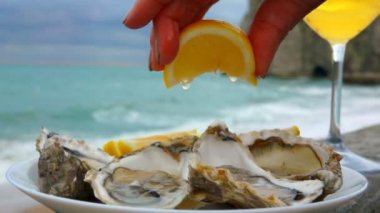 El limon suyu taze istiridye sıkar.