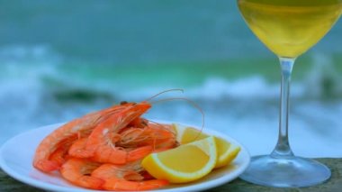 Şarap ve karides fırtına bir arka plan üzerinde dalga sörf