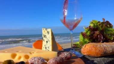 Kırmızı şarap bir şarap bardağına dökülür.