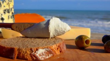 Bıçak ekmek arası peynir yayılır