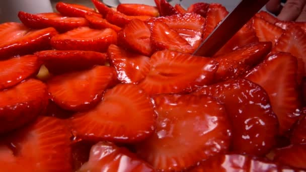 Μαχαίρι κόβει ένα κομμάτι της πίτας φράουλα — Αρχείο Βίντεο