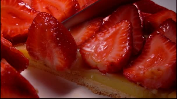 Couteau coupe un morceau de tarte aux fraises — Video