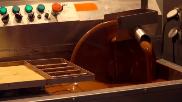 Chocolade machine roterende schijf met bruine chocolade — Stockvideo