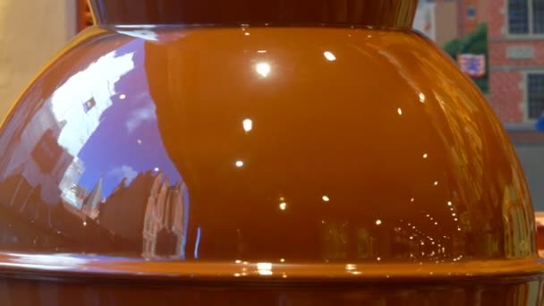 Brunnen im Schaufenster des Schokoladengeschäfts — Stockvideo