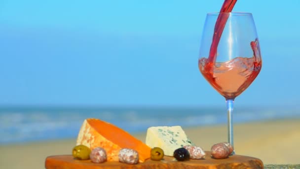 チーズとワインで大西洋の海岸の上でピクニック — ストック動画